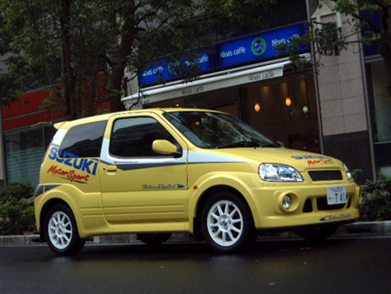 【スペック】全長×全幅×全高=3620×1650×1525mm/ホイールベース=2360mm/車重=930kg/駆動方式=FF/1.5リッター直4DOHC16バルブ(115ps/6400rpm、14.6kgm/4100rpm)/車両本体価格=119.0万円(テスト車=141.3万円(ステッカー/フォグランプ/フロントグリル/マッドフラップ/カロッツエリアAM/FMラジオ付CD/MDプレイヤー/スポーツ用シフトノブ/フロアマット)