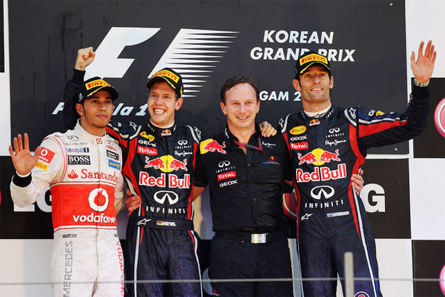 韓国GPを制した2011年チャンピオン、セバスチャン・ベッテル(左から2番目)、7月に行われたドイツGP以来の表彰台となる2位ルイス・ハミルトン(一番左)、3位マーク・ウェバー(一番右)。ウェバーの隣には、2年連続2冠を達成したレッドブルのクリスチャン・ホーナー代表。(Photo=Red Bull Racing)