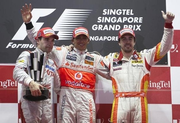 ポディウムにあがったウィナー、ルイス・ハミルトン(中央)と、2位ティモ・グロック(左)、3位フェルナンド・アロンソ(右)。(写真=Toyota)