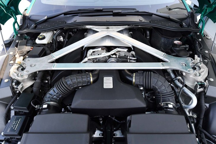 2つのターボで過給される4リッターV8エンジンは、最高出力510PSを発生。エンジンルームでは、サスペンション取り付け部に渡されたブレースが目を引く。