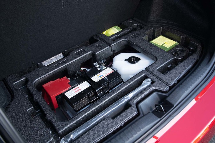 荷室の床下には12Vのバッテリーとインタークーラーのウオータースプレー用タンクが並んで収納されている。