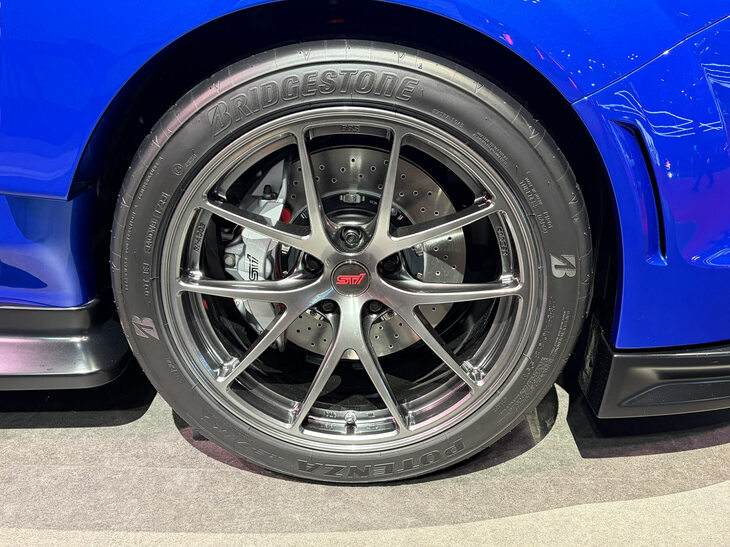 255/40R18サイズの「ブリヂストン・ポテンザRE-71RS」タイヤが装着されていた。