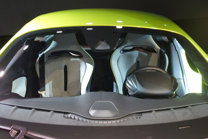 「アルトゥーラ」のために専用開発された一体型のシェルシートが採用される。