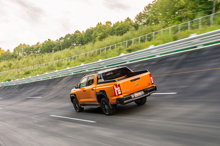 三菱トライトンGSR(走行シーン)