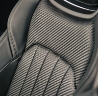 シートの背もたれと座面前方には、メッシュ状に織り上げられたナッパレザーがあしらわれる。