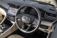 大きなボディーを動かすステアリングホイールは直径が極めて大きい。アダプティブクルーズコントロールのスイッチと並んでクルーズコントロールのスイッチが用意されているのもアメリカ車らしいところだ。