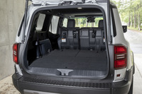 3列目を収納し、2列目をタンブルアップしてみる。3列目の跡地は見事にフラットになっているが、そのぶん少しだけ床が高くなっている。