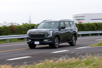 上位グレードの「LEプラチナム シティー」はエアサスを、試乗車の「LEチタニウム」はコイルサスを装備。どちらも電子制御式の可変ダンパーを使っている。