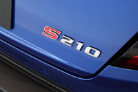 今回は正式発表前に、伊豆のサイクルスポーツセンターで「S210」のプロトタイプに試乗。レーシングマシン「スバルWRX NBR CHALLENGE」の直系モデルとうたわれる同車の走りを確かめた。