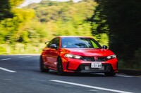 ボディーカラーは全5種類で、「ソニックグレー・パール」のみ+3万8500円の有償色となる。試乗車の色は、東京オートサロンの展示車両と同じく、ソリッドな「フレームレッド」だった。