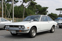 1973年3月にマイナーチェンジを受けた、いわゆる「量産丸目」モデル。ボディーパネルがすべて機械プレスとなり、前後の表情も変わった。タイヤ/ホイールが14インチから13インチとなり、エンジンはそれまでのDOHC 1.6リッター/SOHC 1.8リッターから双方とも1.8リッターに。価格はハンドメイド時代の136万~187万円から96万4000~160万9000円へと大幅に下がった。