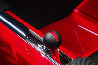 シンプルなレバー式のシフトセレクター。前方にシフトインジケーターが配置されている。