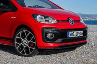 標準車とは一線を画するフロントまわりの意匠。タイヤは195/40R17で、テスト車にはグッドイヤーの高性能タイヤが装着されていた。