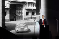 「フェラーリ・エレットリカ」について説明する、フェラーリのベネデット・ヴィーニャCEO。壇上、今回の発表の機会を「フェラーリの創業日に匹敵する歴史的な節目」と評した。