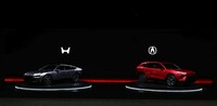 今回披露された、(写真左から)「ホンダ・ハイブリッドセダン プロトタイプ」と「アキュラ・ハイブリッドSUV プロトタイプ」。これら2種類の次世代ハイブリッドモデルは、2年以内に発売する計画という。