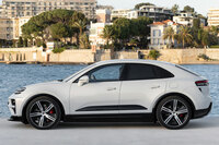 新型「カイエン ターボ」のサイドビュー。ハッチバックやクロスオーバー系のSUVではおなじみのルーフスポイラーが装備されておらず、ルーフの後端がつるりとテールゲートにつながっている。