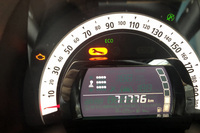 もっぱら家人の足として活躍している「トゥインゴ」のメーターパネルに、ある日、故障を知らせる警告灯が点灯。フランス車だけに、どーせ警告灯自体のエラーだろとタカをくくっていたのだが……。