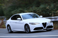 シャシーにはアルミやカーボン素材を用いた新開発のFRアーキテクチャーを採用。サスペンションは前がダブルウイッシュボーン、後ろがマルチリンクとなっている。