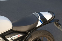 シート高は795mmと、400ccのバイクとしては標準的か、若干高めといったところ。脱着式のシートカバーが標準で装備されており、ソロシートにもタンデムシートにもできる。