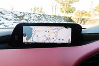 「マツダ3」のインフォテインメントシステムには、従来モデルより大型の8.8インチワイドディスプレイを採用。コネクティッドサービスに対応するべく、新たに車載通信機も搭載された。