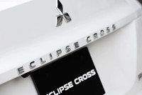 従来は写真の三菱エンブレムのあたりまでガラスが使われていた。リアの「ECLIPSE CROSS」バッジの位置も左端から中央に変わっている。