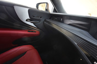 助手席前方の様子。ドアパネルには、アルミニウムのオーナメントパネルがあしらわれる。