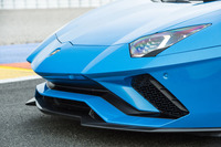 ノーズはより攻撃的な印象に。従来型と比べてフロントのダウンフォースは130%増加し、同時にラジエーターの冷却性能も強化されている。