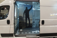 キャビンおよび荷室ドアのロック/ロック解除はキーレスエントリー&ゴー機能により、キー操作なしで行うことができる。