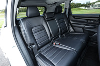 40:60分割式の後席はリクライニング機能付き。座面が妙に長くて立派なのは下に水素タンクが搭載されているためだろうか。