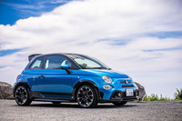 2023年6月に国内導入が発表された全世界695台の限定車「アバルト695トリビュート131ラリー」。日本では右/左ハンドル仕様をそれぞれ100台ずつ、計200台が販売される。