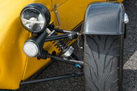 フロントの足まわりは一目でそれとわかるダブルウイッシュボーン式。「R」には調整機構付きのスポーツサスペンションが装備されるが、オプションで30%ほど剛性が高いトラックサスペンションや、レースサスペンション、エアロウイッシュボーンなども用意される。