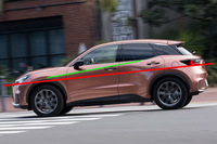 「LBX」にみるクルマの“軸”(赤線)とキャラクター(緑)。これらのベクトルを大きく変えるというのは、通常のカーデザインではあまりやらない手法だ。(写真:向後一宏)