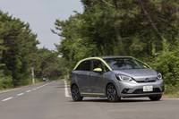 ハイブリッドシステム「e:HEV」は、ほとんどの走行領域でモータードライブとなるのが特徴。エンジンの動力は高速巡行時などかぎられた状況で伝達される。