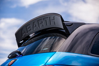 ブラック仕上げのリアスポイラーは、0度から60度までの間で設定が変更できる12段階の手動調整式。スポイラーの下面に大きな「ABARTH」の文字が入る。写真はリアスポイラーを最も立てた様子。