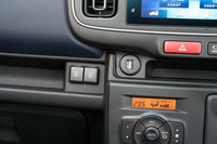 最新のモデルだけにコネクティビティ―も重視。「ハイブリッドX」でディスプレイオーディオなどを選択すると、ダッシュボードにはUSBポートが2つ追加される。