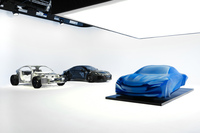 新型「A110」に使用される新開発の「アルピーヌパフォーマンスプラットフォーム(APP)」(写真左)と、そのAPPに既存のA110ベースのボディーをかぶせたテスト用車両(同中央)、そして新型A110をイメージさせる彫刻(同右)。