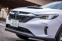 デザインコンセプトは“凛”と“包”。専用デザインの前後バンパーやアルミホイール、フロントグリル、サイドスカート、クラッディングなどを採用し、「レヴォーグ」の持つ先進性とスポーティネスをベースに、「レイバック」ならではのゆとりとおおらかさを表現したという。