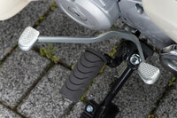 変速機は常時噛合式の4段リターン。シフトペダルはシーソー式で、前を踏むとシフトアップ、後ろを踏むとダウンとなる。