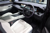 新型「エルグランド」の運転席でのアイポイントは先代モデルに対して76mmアップしており、見晴らし性が向上しているという。運転席まわりでは、広がりのある水平基調のインストゥルメントパネルと、ワイドかつ位置を高く設定したコンソール、木目調パネルと一体化したシームレスな静電式スイッチ、14.3インチの大画面統合型インターフェイスディスプレイなどがセリングポイントだ。