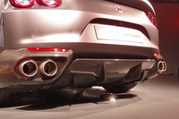 リアエンドには、空力性能を高めるための可動式フラップが備わる。