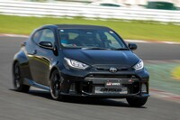 3台目に試乗した25式の「GR-DAT」車。GR-DATは、既存のアイシン製8段ATにスポーツモデル向けの改良を加えたもので、より素早く、ダイレクトな変速制御を実現している。