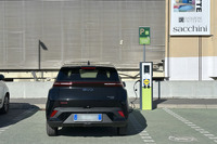 イタリアのスーパーマーケットで充電中のBEV「BYDドルフィン サーフ」。2025年10月。