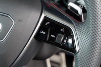 ステアリングホイールの右スポークに「RS」ボタンを装備。押し込むとあらかじめ設定した好みのドライブセッティング(2種)を呼び出せる。