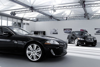 今年中に市場導入が予定される「XFR」(右)と、新エンジン搭載の「XKR」。