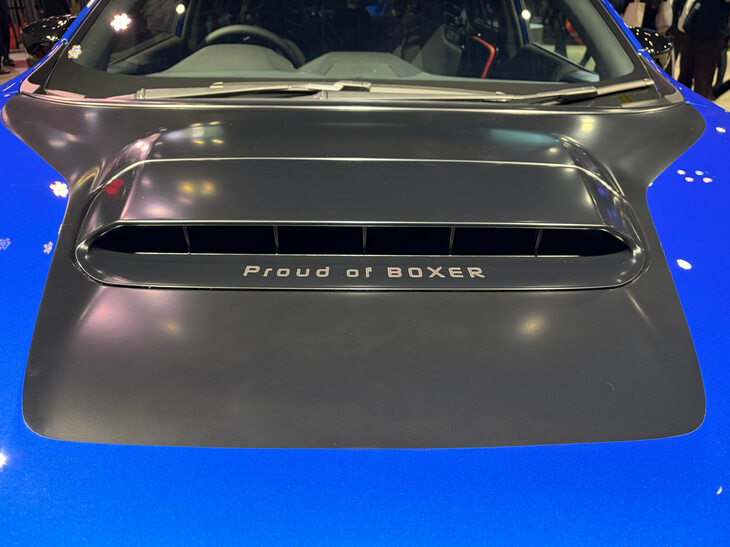 ボンネットには「Proud of BOXER」の文字が刻まれる。