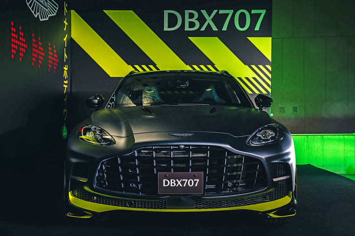 アストンマーティンDBX707ミッドナイト ポディウムエディション