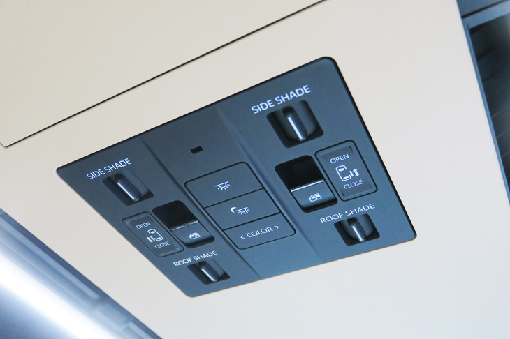 トヨタ・アルファード エグゼクティブラウンジ(「スーパーロングオーバーヘッドコンソール」のスイッチパネル)