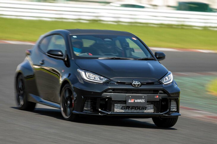 3台目に試乗した25式の「GR-DAT」車。GR-DATは、既存のアイシン製8段ATにスポーツモデル向けの改良を加えたもので、より素早く、ダイレクトな変速制御を実現している。