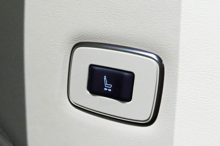 トヨタ・アルファード エグゼクティブラウンジ(2列目シートの電動調整機構)