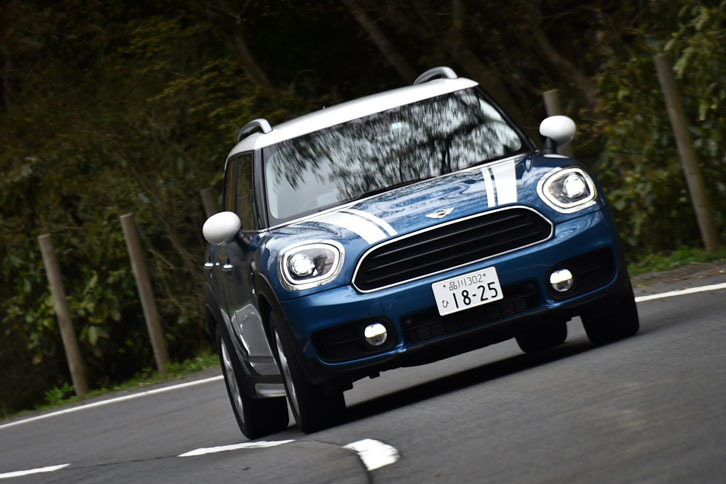 角張ったヘッドランプの形状など、「クロスオーバー」としての個性をしっかり立たせながら、MINIファミリーであることがひと目でわかる巧妙なデザインだ。